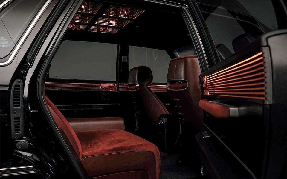 В обробці використані шкіра та оксамит