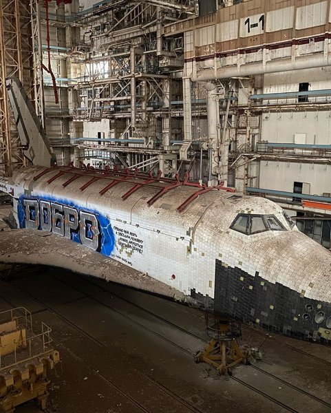 Корабель Буран з графіті в ангарі Байконура