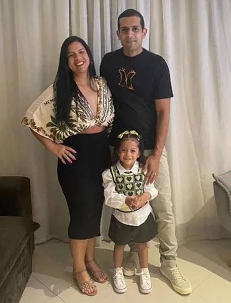 Девочка-мем, курьезное фото во время операции, акушерство, Изабель Роша, состаренное лицо, Бразилия