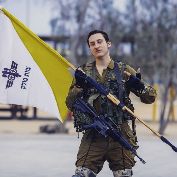 солдат с флагом, Дан Шварцберг, боец армии обороны израиля, израильский военный