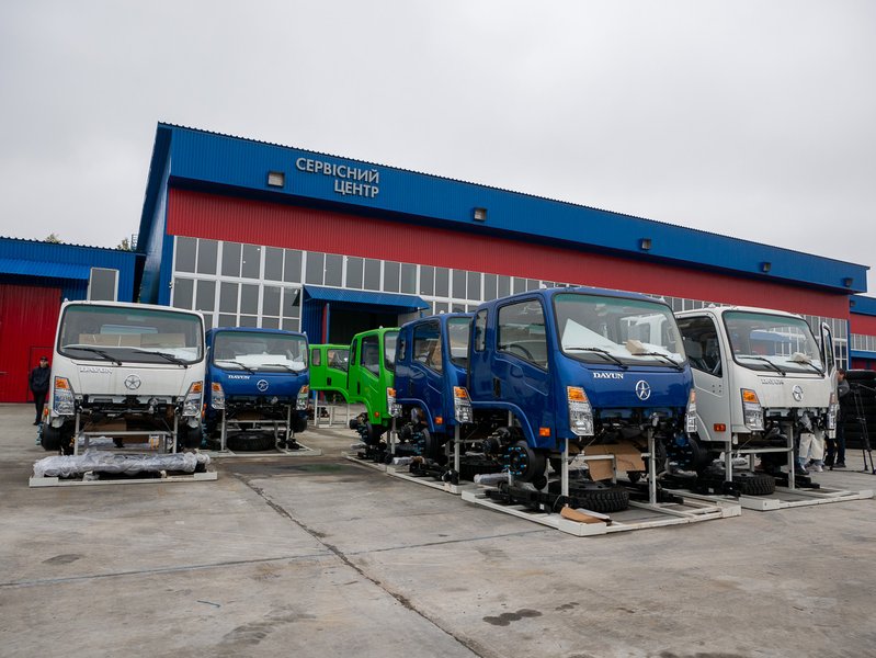 З Китаю прибули перші 50 машинокомплектів