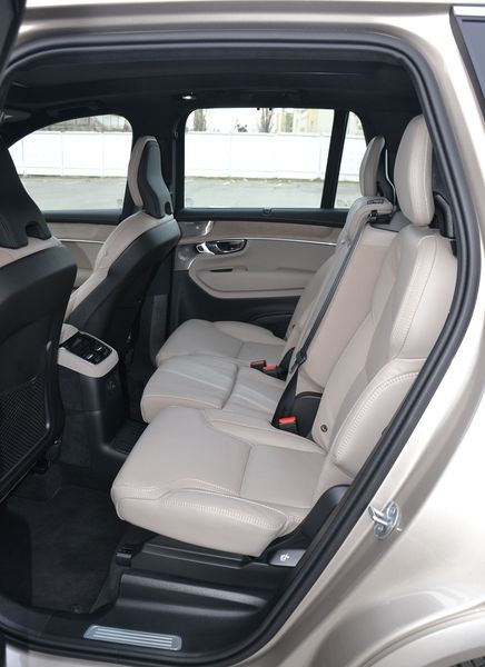 задні сидіння Volvo XC90, новий Volvo XC90, кросовер Volvo, Volvo XC90 2025, гібрид Volvo XC90