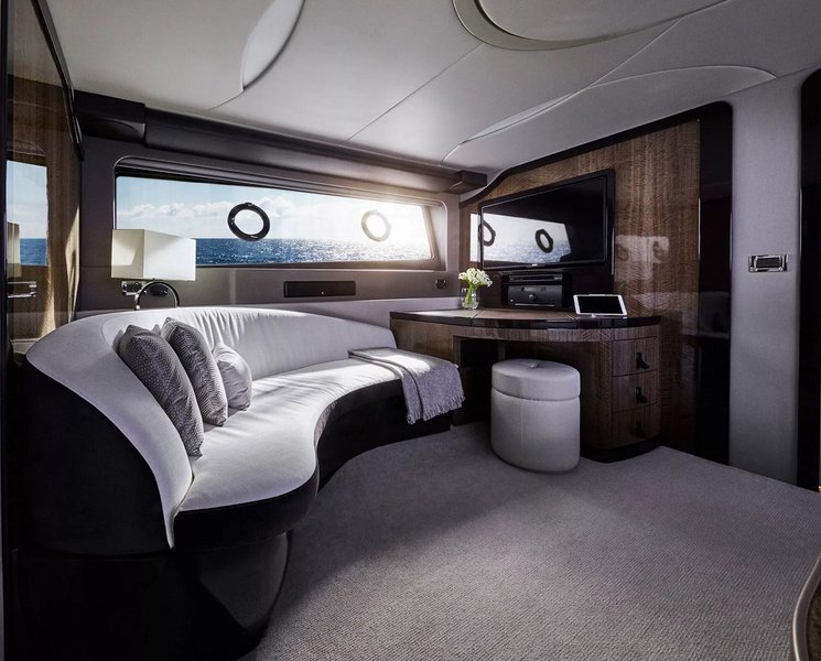 Каюта-гостиная с дорогим диваном