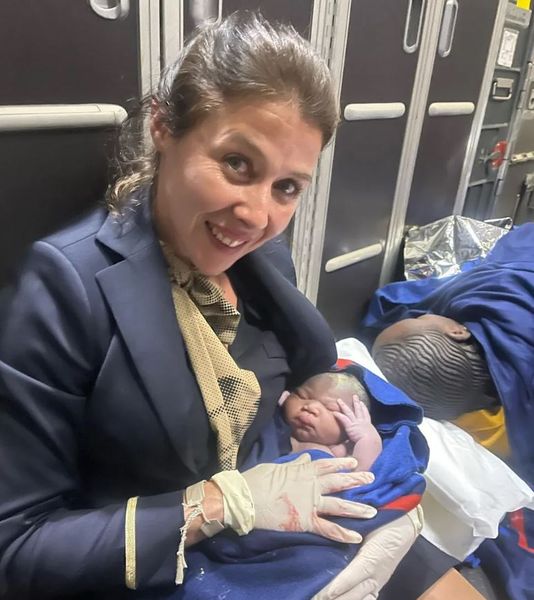 Жінка народила в салоні літака, вагітність, пологи, курйози, приколи, цікавинки, Бельгія, Сенегал