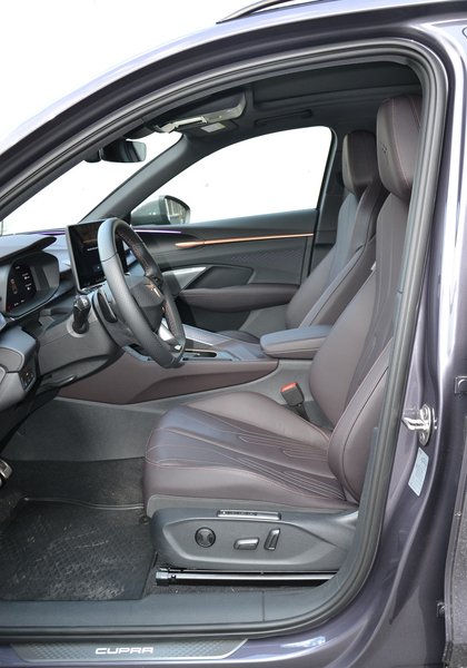 передні сидіння Cupra Terramar, новий Cupra Terramar, Cupra Terramar 2025, кросовер Cupra, Cupra Terramar в Україні