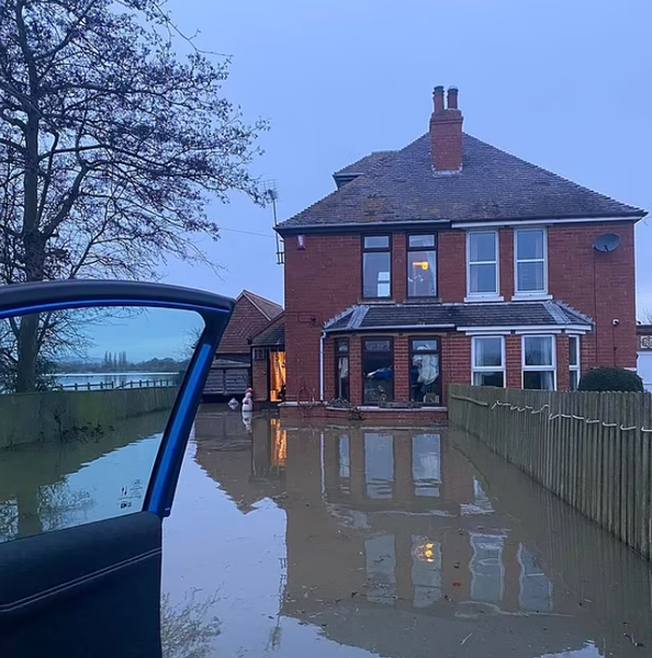 Продаж нерухомості, купівля житла, проклятий будинок, повені й підтоплення, Велика Британія, курйози, фото