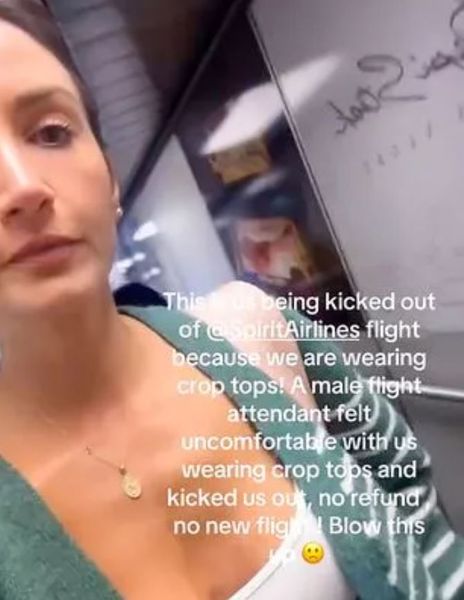 Женщин выгнали из самолета из-за непристойного внешнего вида, курьезы, самолет, смешные истории, туристки, США