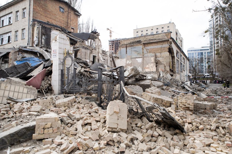 Росіяни атакували Київ балістичними ракетами під час робочого дня