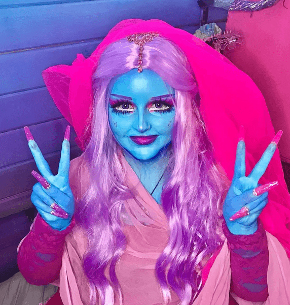 Женщина чувствует себя инопланетянкой, инопланетяне, красит кожу в синий, макияж, ушки эльфа, не чувствует себя человеком