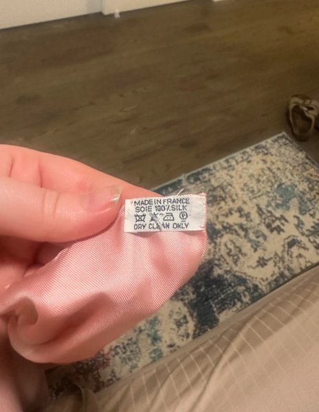Дизайнерський шарф Hermes, безкоштовні речі, секонд-хенд, знахідка в секонд-хенді, поношені речі, дизайнерські речі, етикетка,