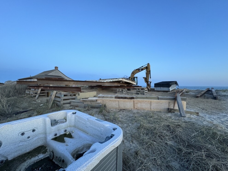 Рішення про знесення було ухвалене після серії штормів, які призвели до сильної ерозії ґрунту та пошкодження об'єкта нерухомості Будинок мільярдера Баррі Стернліхта знесено, фото та відео, нерухомість, житло, бульдозери, стихія