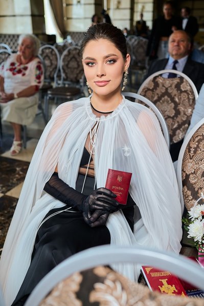 Ангелину Усанову наградили орденами Королевы Анны и Святой Софии фото