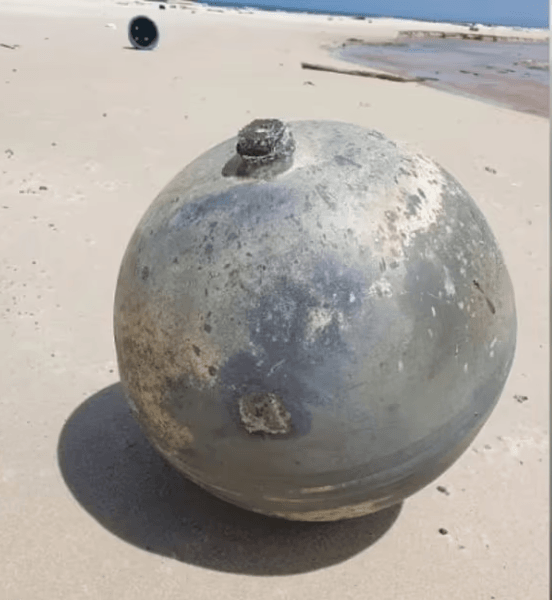 Металева куля, таємнича куля, викинуло на пляж, викинуло на берег, незвичайна знахідка, паливний бак, з іншої планети, частина ракети