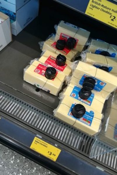 Сир у супермаркеті, продукти, сир "Чеддер", продукти на замку, криза вартості життя, канібалізм, передбачення