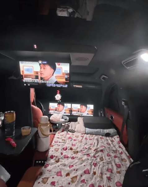 китаец живет в машине пекин