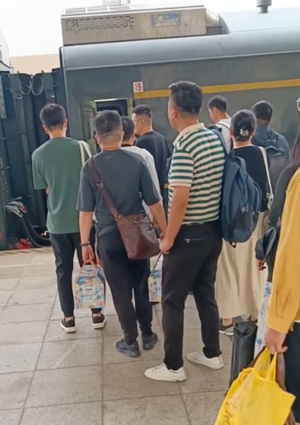 Китаец каждый день тратит на дорогу с работы домой по шесть часов каждый день, для чего он это делает, отношения, любовь