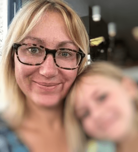 Жінка побачила моторошне обличчя, сім'я, мати трьох дітей, готувала вечерю, любить фільми жахів,