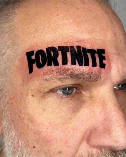 Мужчина сделал тату на лице, проиграл спор, проиграл пари, видеоигра, Fortnite, спор с сыном, потерпел поражение, жена в шоке