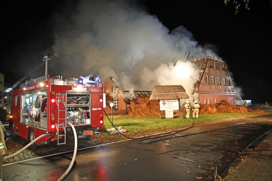 Пожарные тушат горящую гостиницу для беженцев в Германии