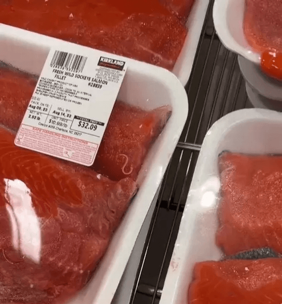 Червь в упаковке лосося, лосось, продукты, червь, паразит, испорченные продукты в магазине, морепродукты