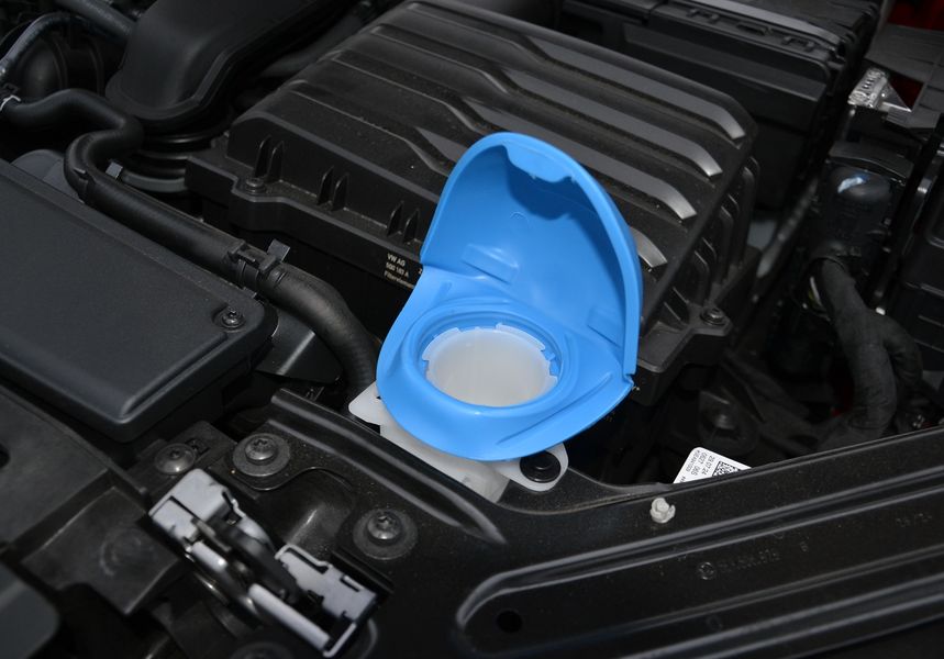 Горловина бака омывателя дополнена лейкой