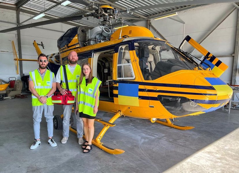 Волонтеры передали ВСУ вертолеты и машины скорой