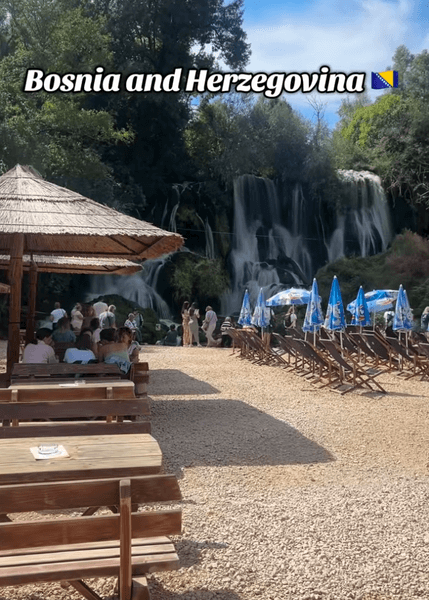 Водоспад Кравіца в Боснії і Герцеговині з туристами і зоною відпочинку — один із бюджетних напрямків, рекомендованих стюардесою на 2026 рік