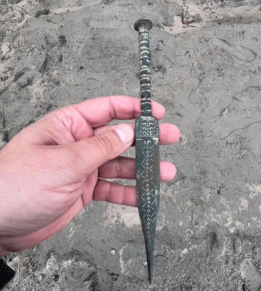 Стародавній 2500-річний кинджал, стародавній артефакт, артефакт прикрашений півмісяцями, клинок, знахідка на пляжі, історична знахідка, 2500-річний кинджал, сонячний культ