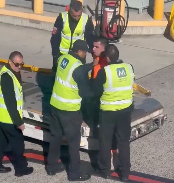 Мужчина открыл аварийный выход и пригнул из самолета, что с ним произошло, курьезный случай