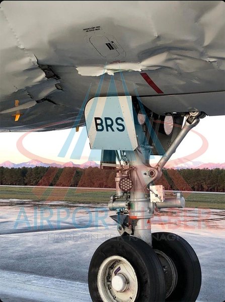 Поврежденное шасси российского самолета