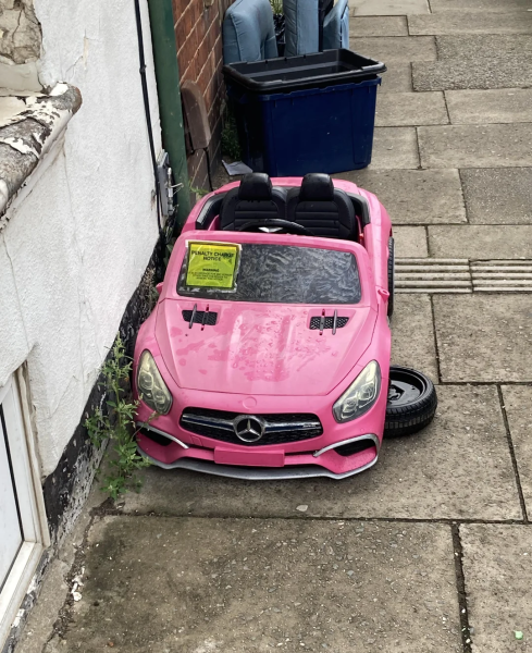 Іграшковий автомобіль Іграшковий автомобіль, іграшка, штраф, іграшковий Mercedes-Benz, дитину оштрафували, неправильна парковка, стоянка