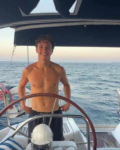 Джо на катері