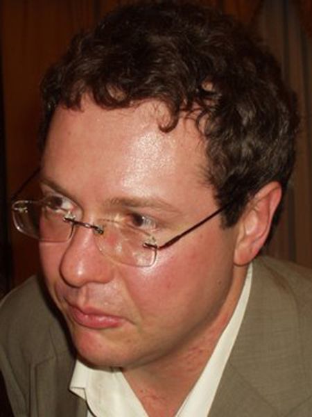 

Александр Иличевский – один из самых известных русских писателей, лауреат крупнейших российских литературных премий "Русский Букер" (2007) и "Большая книга" (2010). Родился в Сумгаите (Азербайджан), вырос в Москве, окончил физико-технический институт, в 1991‒1998 годах занимался научной работой в Израиле и Калифорнии, в 1998-м вернулся в Москву. С 2013 года живет в Израиле
