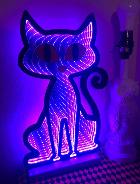 Незвичайне дзеркало, стильне дзеркало, неонове дзеркало, неонове підсвічування, дзеркало у формі кота, незвичайна покупка, купив на розпродажі,