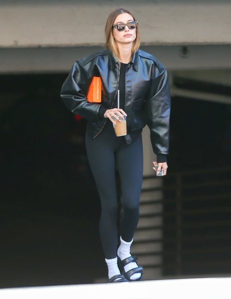 тренд сезону, модні тренди, Хейлі бибер, шкіряна куртка