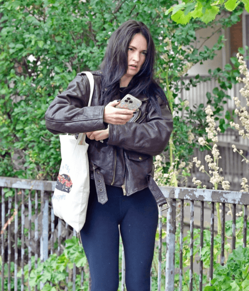 Лили Джеймс на прогулке