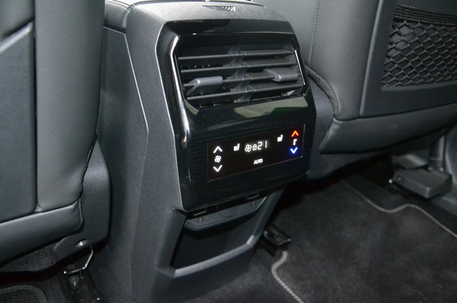 У задніх пасажирів є підігрів та окрема зона клімату