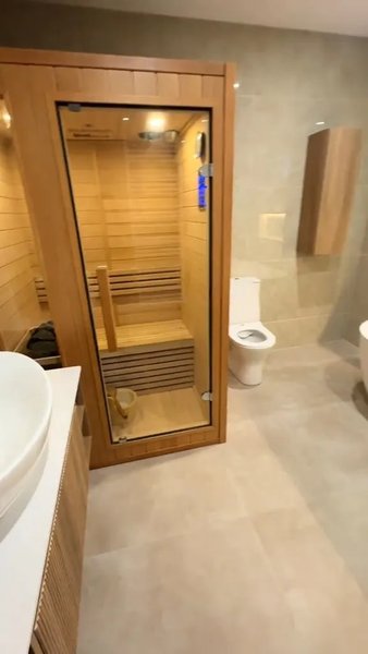 Британське подружжя перетворило занедбаний автосалон на сучасний п"ятикімнатний будинок для сім"ї