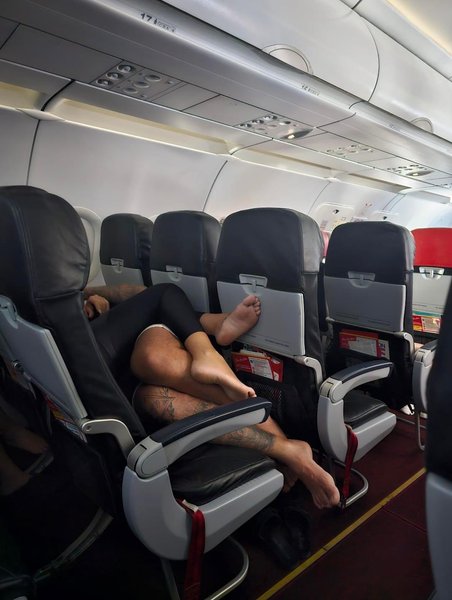 Поза влюбленных в самолете удивила других пассажиров, курьезы во время перелета, авиация, туризм, путешествия, приколы