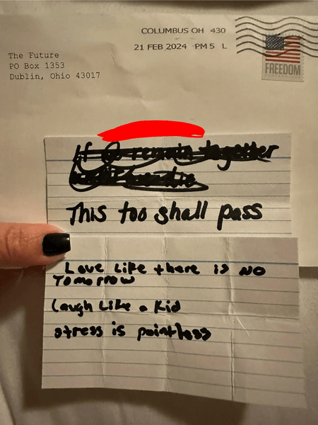 Женщина получила необычное письмо, письмо, конверт, письмо из будущего, послание, записка, напугало письмо, лист тетради