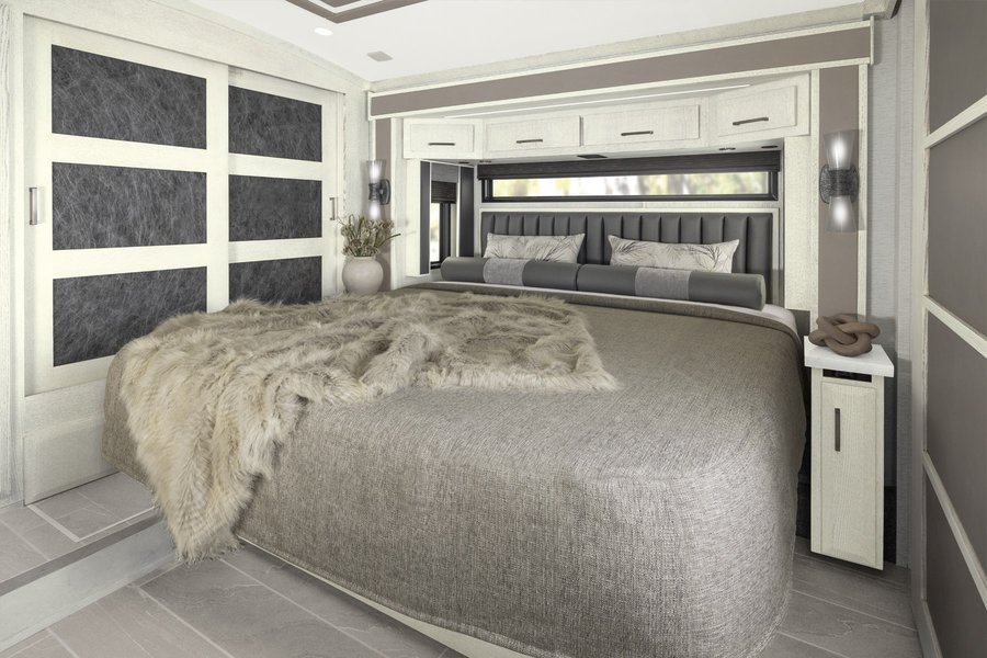 Більшу частину спальні займає величезне ліжко