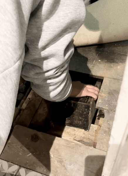 Женщина нашла капсулу времени, капсула времени, тайник, тайник под полом, коллекция вещей, новый дом, чулан под лестницей