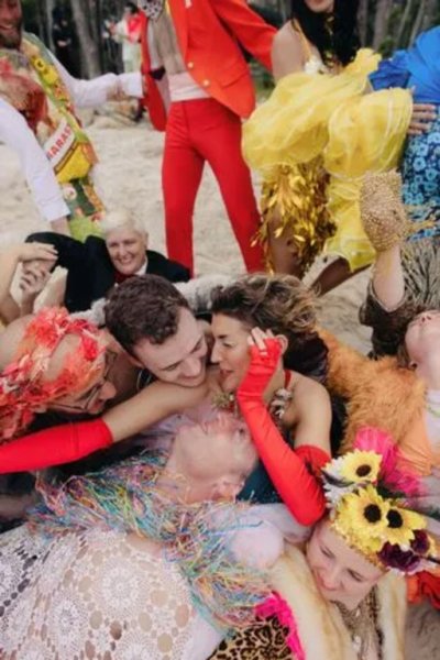 Жінка вийшла заміж за 60 осіб Жінка вийшла заміж за 60 осіб, 60 наречених, дівчина вийшла заміж за друзів, колишні партнери, шлюбна церемонія, гуляли три дні