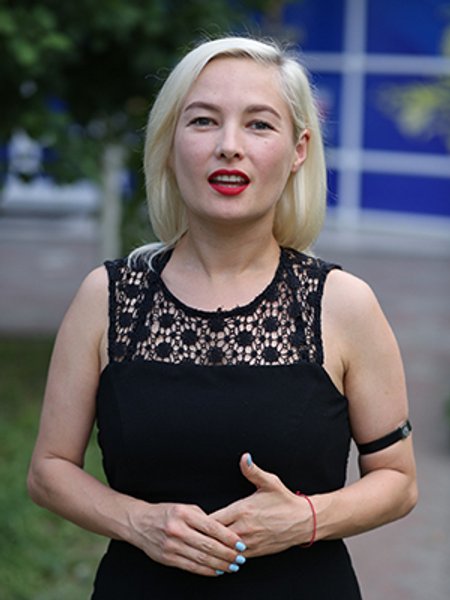 

Наталья Гарипова: "Сначала тебя страшно открывать какие-то двери внутри себя. Но чем больше говоришь о своих переживаниях, тем свободнее становишься"
