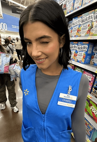 Чарлі Д'Амеліо, зірка TikTok, соцмережі, знаменитість, фанати засудили, невдоволені глядачі, рекламувала свій продукт, насміхалася над робітниками,