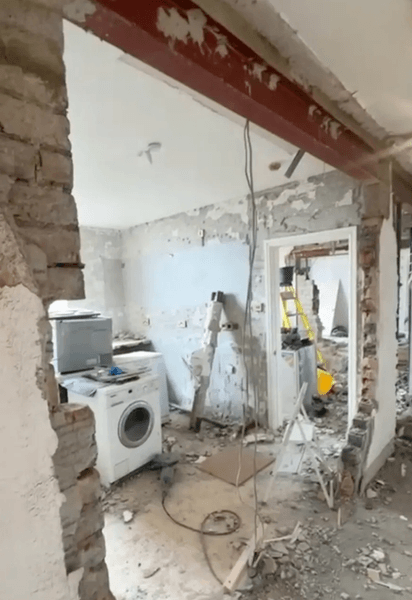 Внутренние конструкции квартиры с оголенными стенами после сорванного ремонта в Великобритании