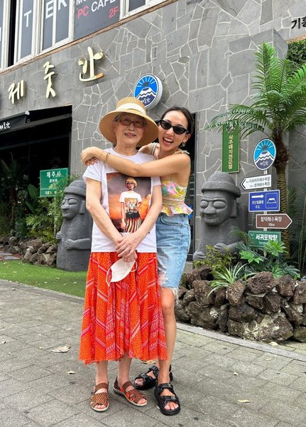 Блогер с бабушкой, уход за кожей, нет морщин, секрет ухода за кожей, пенсионерка, блогер, внучка, красота, не дорогая процедура, уход за кожей