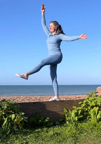 Жінка сповільнила старіння, фітнес, тренер, заняття спортом, спортивна бабуся, піднімає тяжкості, фізичні вправи, тренування