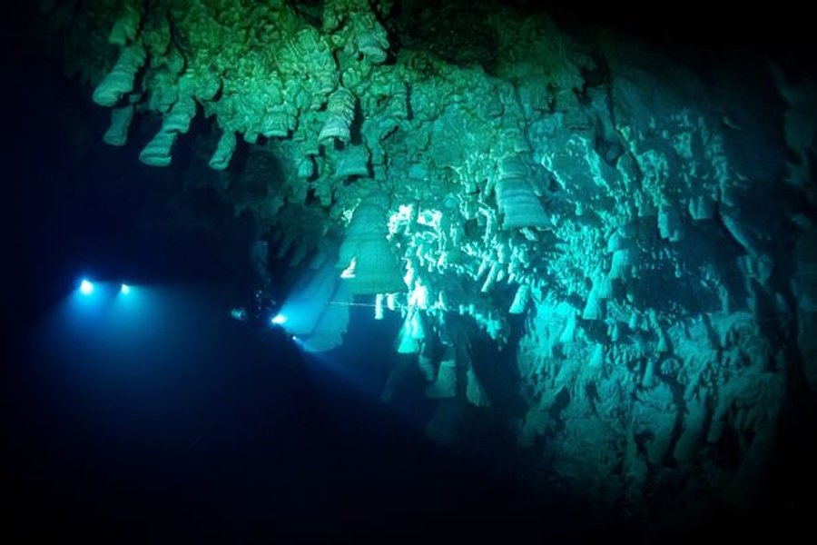 Подводные снимки скалистых образований в Мексике
