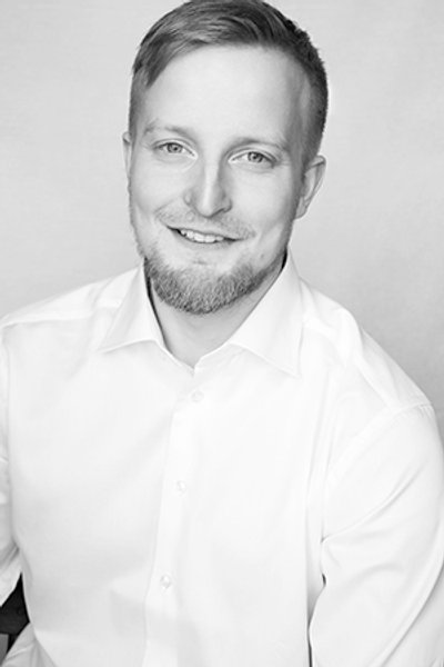 

Арве Хансен: "То, о чем украинцы не задумываются, —насколько само пространство Майдана помогает протестующим. Например, на площадь ведут десять разных улиц, каждая из которых разветвляется на другие улочки, поэтому сложно контролировать извне то, что происходит на Майдане"
